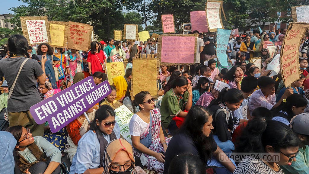 ‘নারীর ডাকে মৈত্রী যাত্রা’ কর্মসূচির ব্যানার, ফেস্টুন, স্লোগান ও সাংস্কৃতিক আয়োজনে নারীর সংগ্রামের বহুমাত্রিকতা তুলে ধরা হয়। ছবি: আব্দুল্লাহ আল মমীন