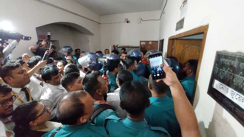 সাবেক এমটি মমতাজকে লিফটের পরিবর্তে সিঁড়ি দিয়ে নামানোর দাবিতে এজলাশের সামনে ভিড় করেন বিএনপিপন্থি আইনজীবীরা। মঙ্গলবার ঢাকার মুখ্য মহানগর হাকিম আদালতে।