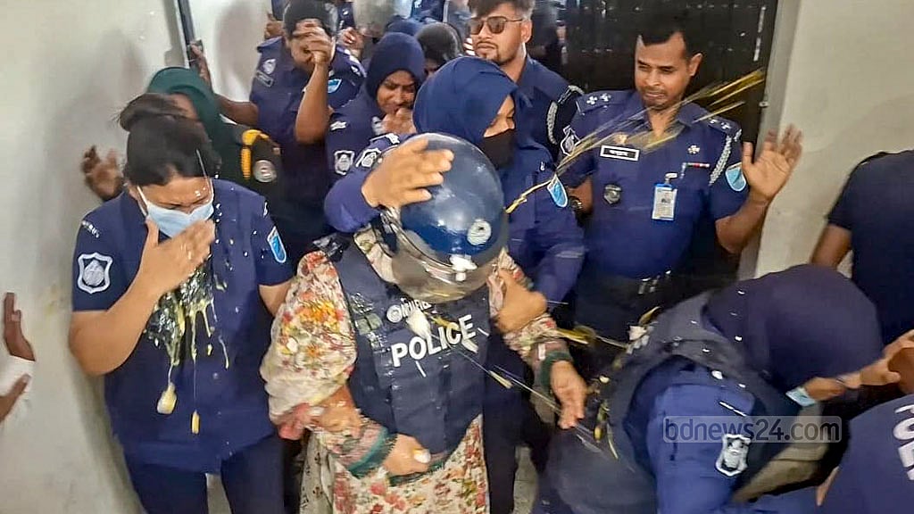 সাবেক এমপি, শিল্পী মমতাজ বেগমকে হত্যা ও নাশকতার দুই মামলায় মানিকগঞ্জের আদালতে হাজির করা হলে তার দিকে ডিম ও জুতা ছোড়েন বিএনপির নেতাকর্মীরা। ছবি: মাহিদুল ইসলাম
