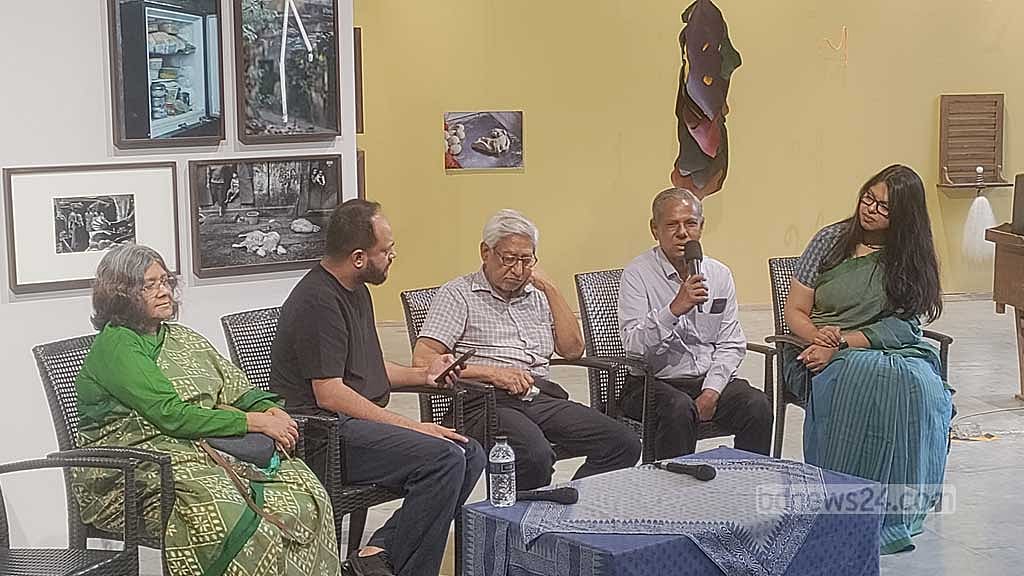 আলোকচিত্রী মুনেম ওয়াসিফের 'ক্রমশ' প্রদর্শনী ঘিরে শনিবার ধানমন্ডির বেঙ্গল শিল্পালয়ে আলাপচারিতা আয়োজন করা হয়।