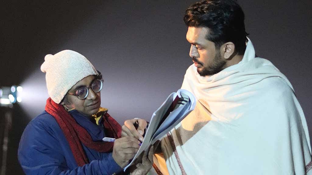 গত বছরের জানুয়ারিতে ঢাকায় ‘নীলচক্র’ সিনেমার দৃশ্যধারণ হয়। শুটিংয়ে পরিচালক মিঠু খান দৃশ্য বুঝিয়ে দিচ্ছেন শুভকে। 