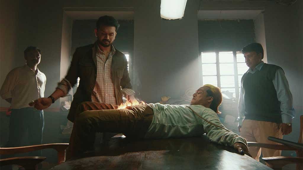 ‘নীলচক্র: ব্লু গ্যাং’ সিনেমার দৃশ্য। ছবি: নির্মাতা মিঠু খানের সৌজন্যে।