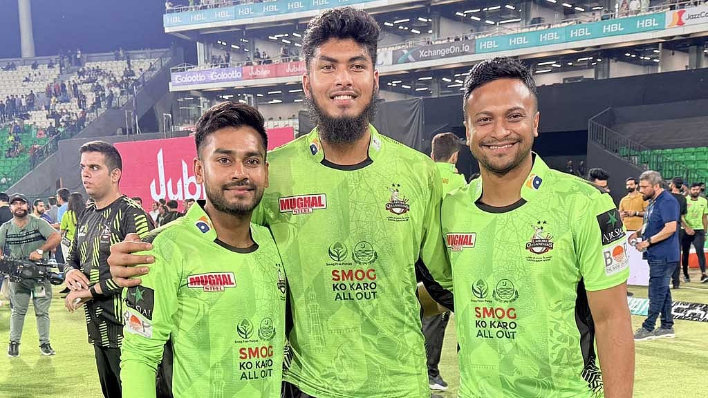 লাহোর কালান্দার্সের শিরোপা জয়ী দলের অংশ বাংলাদেশের তিন ক্রিকেটার। ছবি: রিশাদ হোসেনের ফেইসবুক 