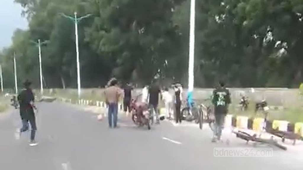 রাজশাহীতে ১৭ মে মোটরসাইকেল দুর্ঘটনায় দুই কিশোর নিহত হয়।