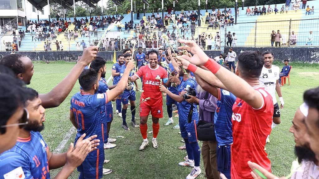 পেশাদার ক্যারিয়ারের ইতি টেনে দেওয়া গোলকিপার আশারাফুল ইসলাম রানা মাঠ ছাড়েন সবার ভালোবাসার সিক্ত হয়ে। ছবি: বাফুফে