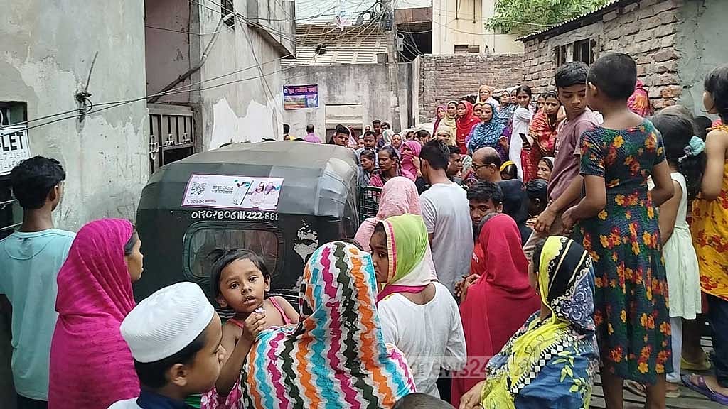 মর্গ থেকে শিশু রোজা মনির লাশ বাড়ি নেওয়ার পর ভিড় করেন স্থানীয়রা। মঙ্গলবার রাজধানীর তেজকুনি পাড়ায়।  