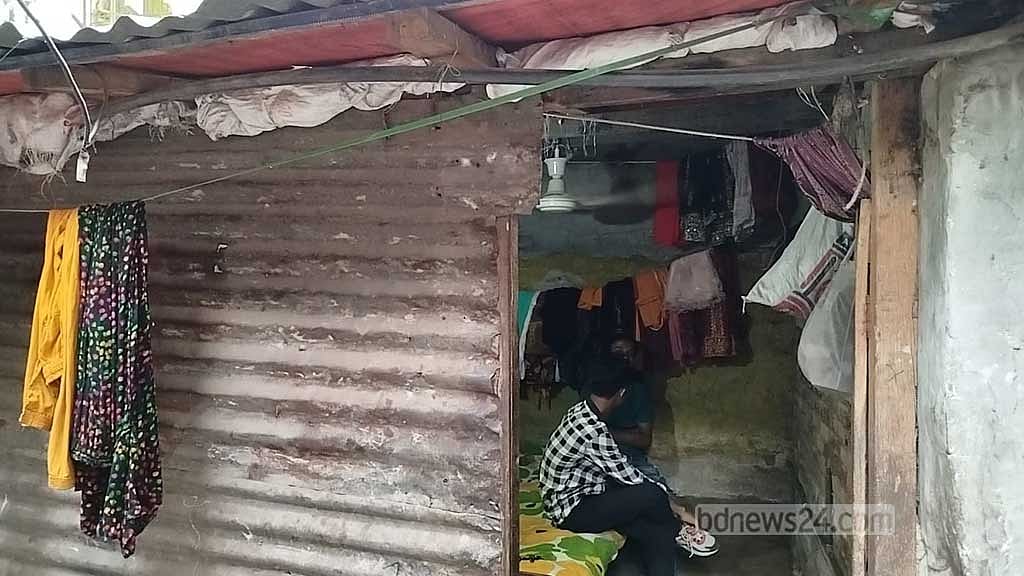 রাজধানীর তেজকুনি পাড়ার এ ঘরেই পরিবারের সঙ্গে থাকত রোজা মনি।   
