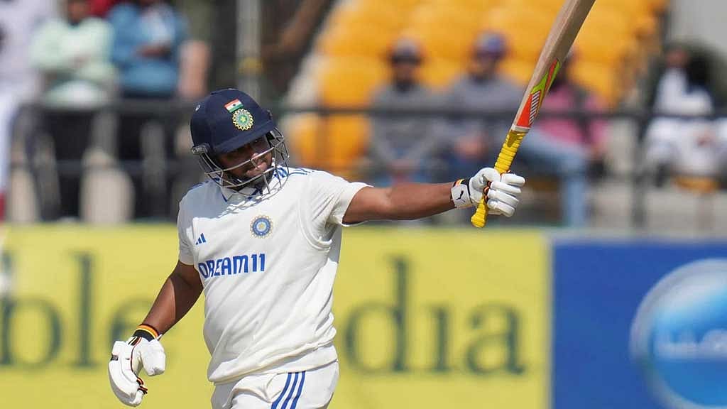 অভিষেক টেস্টে দুই ইনিংসেই ফিফটি করেন সারফাররাজ। ছবি: বিসিসিআই।
