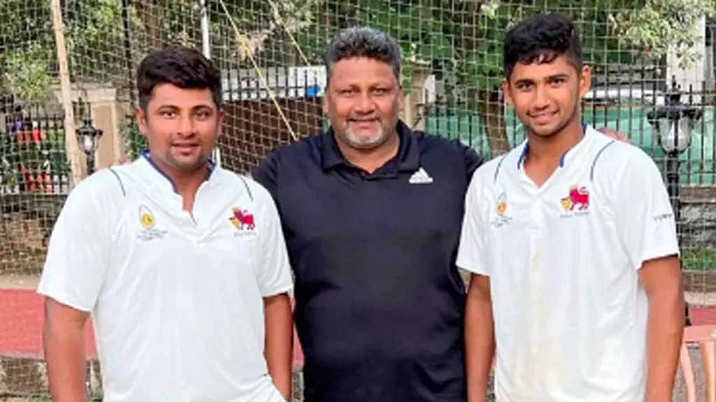 দুই ছেলে সারফারাজ ও মুশির খানের মাঝে বাবা নাওশাদ খান। ছবি: নাওশাদের ইনস্টাগ্রাম। 