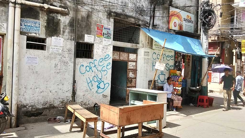 ঘটনার সময় এ দোকানে বসে ছিলেন গুলশান থানা বিএনপির যুগ্ম আহ্বায়ক ও ব্যবসায়ী কামরুল আহসান সাধন।