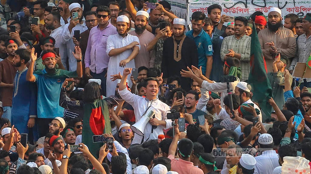 ৯ মে ২০২৫: গণআন্দোলনে ক্ষমতাচ্যুত আওয়ামী লীগকে নিষিদ্ধের দাবিতে শাহবাগ মোড় অবরোধ করেন জাতীয় নাগরিক পার্টিসহ জুলাই অভ্যুত্থানে যুক্ত বিভিন্ন রাজনৈতিক দল ও সংগঠনের নেতাকর্মীরা। সেখানে স্লোগানে স্লোগানে তারা ক্ষমতাচ্যুত দলটিকে নিষিদ্ধের দাবি তোলেন। ছবি: আব্দুল্লাহ আল মমীন