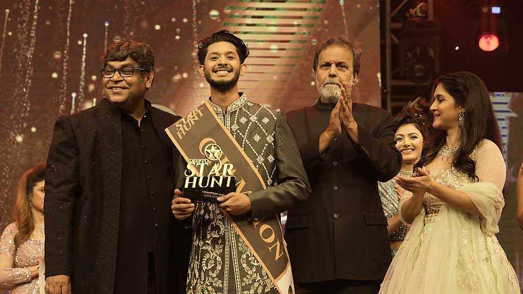 ‘দীপ্ত স্টার হান্টের’ বিজয়ীর সঙ্গে বিচারকরা। ছবি: দীপ্ত টিভির সৌজন্যে।