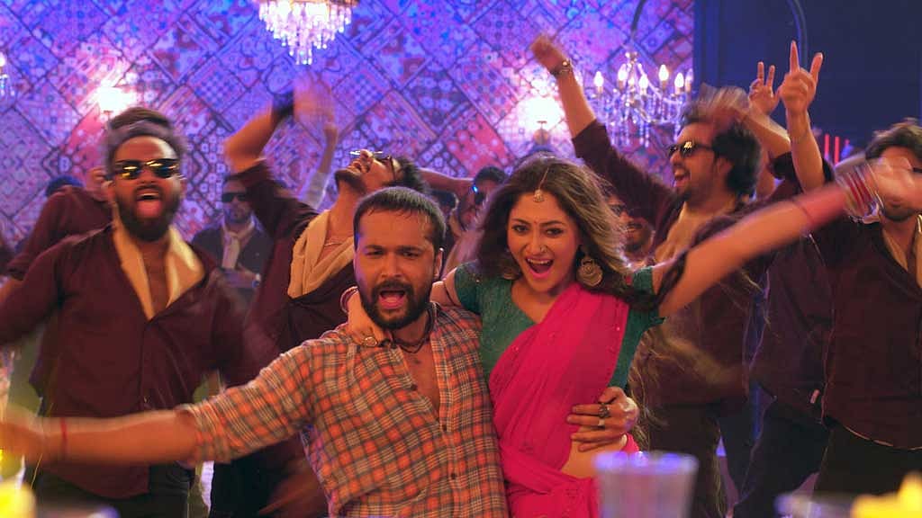টগর সিনেমার গান ‘হান্ড্রেড পার্সেন্ট দেশীর’ দৃশ্য। ছবি: নির্মাতার সৌজন্যে।   