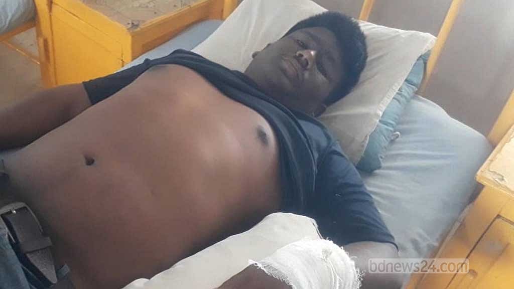 ডাকাতদের গুলিতে আহত হয়েছেন পুলিশের রেকার চালক তুহিন মিয়া। 