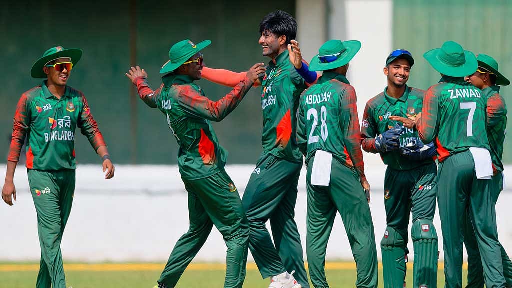 বড় পুঁজির পর বোলাররা দাঁড়াতে দেননি লঙ্কান ব্যাটিংকে। ছবি: শ্রীলঙ্কা ক্রিকেট।