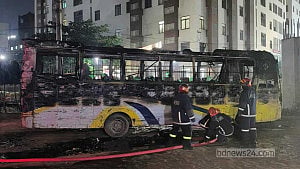 আশুলিয়ায় দাঁড়িয়ে থাকা বাসে আগুন