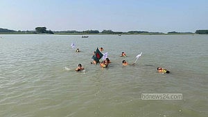 নদী সাঁতরে বরিশাল পৌঁছল ‘ভোলা টু সেতু ভবন’ লংমার্চ, অসুস্থ ১