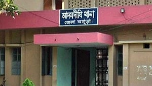 ‘মাছ খাওয়ায়’ বিড়ালকে গলা কেটে হত্যা, নারীর বিরুদ্ধে থানায় অভিযোগ