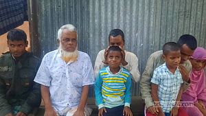 দৃষ্টিপ্রতিবন্ধী সেই পরিবারকে গানে বাধা, বললেন ভিক্ষা করতে