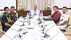 CA meets chiefs of Army, Navy, Air Force