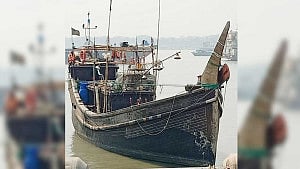সাগরে গিয়ে দুই মাসেও ফেরেননি ১৮ জেলে, উদ্বেগ পরিবারের