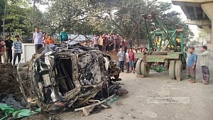 চট্টগ্রামে এক্সপ্রেসওয়ে থেকে ছিটকে গাড়ি নিচে পড়ে পথচারীর মৃত্যু