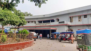 চুয়াডাঙ্গায় স্বামীর মোটরসাইকেল থেকে পড়ে প্রাণ গেল নারীর