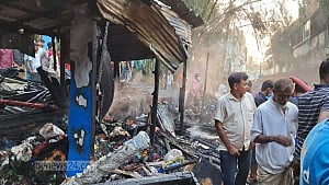 উখিয়ায় মার্কেটে আগুন, দোকান রক্ষা করতে গিয়ে ব্যবসায়ীর মৃত্যু