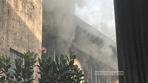 চট্টগ্রামে আগুনে পুড়ছে কম্বলের গুদাম