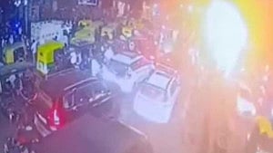 সিসিটিভি ভিডিওতে দিল্লির লাল কেল্লার কাছে গাড়ি বিস্ফোরণের মুহূর্ত