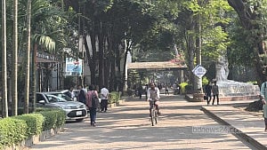 আওয়ামী লীগের কর্মসূচি: ঢাবিতে শিক্ষার্থীদের আনাগোণা কম