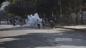 ৩২ নম্বরে পুলিশ-সেনার লাঠিচার্জ ও সাউন্ড গ্রেনেড নিক্ষেপ, বুলডোজার ফেলে পালিয়েছে চালক