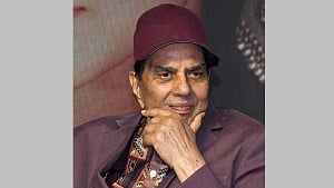 ধর্মেন্দ্র মৃত্যুর খবর ‘গুজব’ বললেন মেয়ে এশা, ক্ষুব্ধ হেমা মালিনী