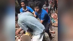3 pedestrians die as quake causes Bangshal railing collapse