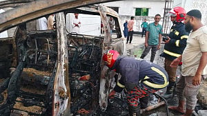 তুরাগে সাবেক এমপির ভাইয়ের বাড়িতে ঢুকে গাড়িতে আগুন