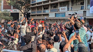 হাসিনার মৃত্যুদণ্ডে টিএসসিতে মিষ্টি বিতরণ, আনন্দ মিছিল