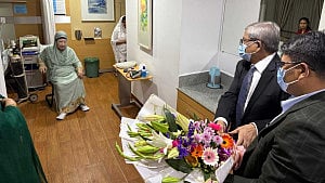 খালেদা জিয়ার জন্য শেরিং তোবগের ফুলের তোড়া