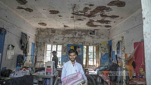 ভূমিকম্পের পর হল ছাড়লেন শিক্ষার্থীরা