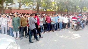 গ্রে মার্কেট: মধ্যরাতে ডিবির হানা, ব্যবসায়ীদের যুদ্ধে নতুন মাত্রা