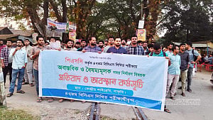 বিসিএসের সময় পরিবর্তনের দাবিতে বাকৃবিতে রেলপথ অবরোধ, ভোগান্তি