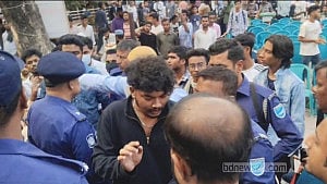 Man tears festoon at Narayanganj Baul protest