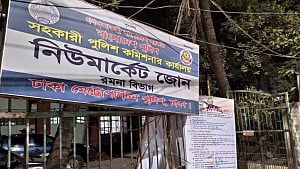Explosions heard in New Market, Dhanmondi
