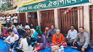 ননএমপিও শিক্ষকদের লাগাতার অবস্থানের ১৪ দিন, ‘ইতিবাচক বার্তা’ নেই