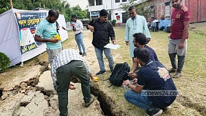 ভূমিকম্প: উৎপত্তিস্থল এলাকার মাটিতে ফাটল থেকে নমুনা সংগ্রহ