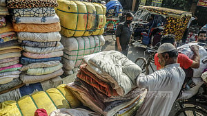 শীতের পুরনো কাপড় সাজিয়ে ক্রেতার অপেক্ষা
