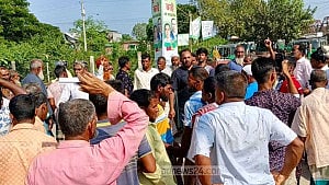 পাবনায় সার সংকটে কৃষকের বিক্ষোভ