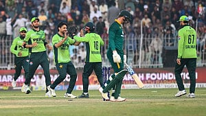 ৩৭ রানে দক্ষিণ আফ্রিকার ৮ উইকেট নিয়ে পাকিস্তানের ‘প্রথম’