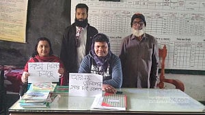 Section of primary teachers goes on strike