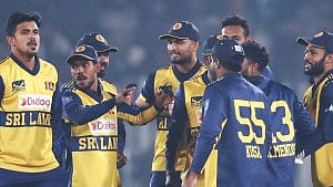 রোমাঞ্চকর লড়াইয়ে পাকিস্তানকে হারিয়ে ফাইনালে শ্রীলঙ্কা