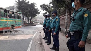 Dhaka police barred from using mobile phones on duty